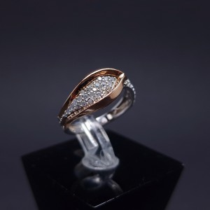 Gold ring with zircons