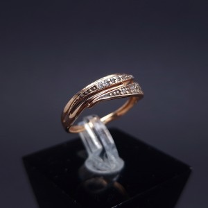 Gold ring with zircons