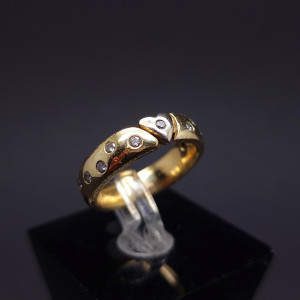 Gold ring with diamonds