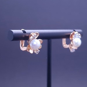 Gold earrings with pearls and zircons
