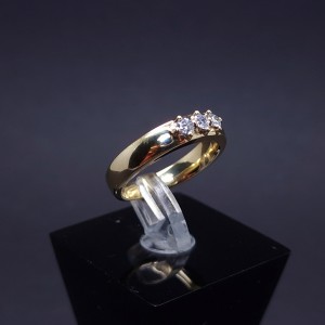 Gold ring with diamonds