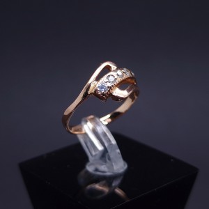 Gold ring with zircons