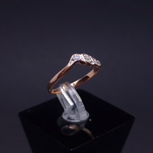 Gold ring with zircons