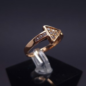 Gold ring with zircons