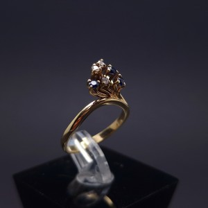 Gold ring with diamonds with sapphires