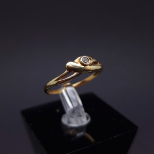 Gold ring with zircon