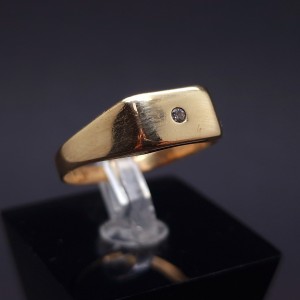 Gold wedding ring with diamond