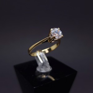 Gold ring with zircon