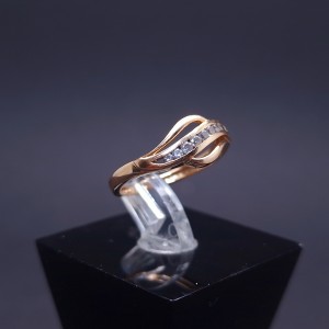 Gold ring with zircons