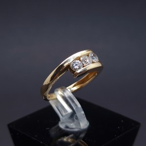 Gold ring with diamonds