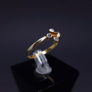 Gold ring with diamonds