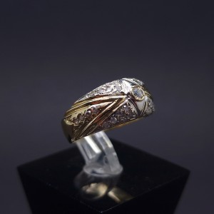 Gold ring with zircons