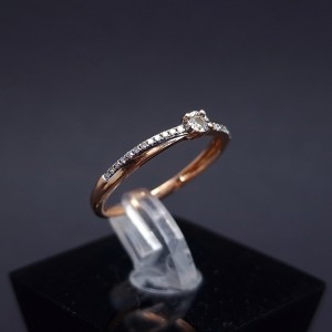 Gold ring with diamonds