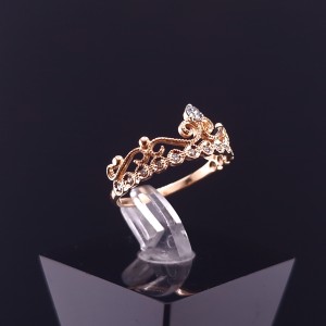 Gold ring with diamonds