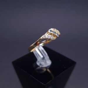 Золотое кольцо с цветными камнями