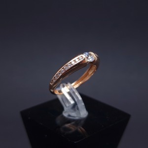 Gold ring with zircons