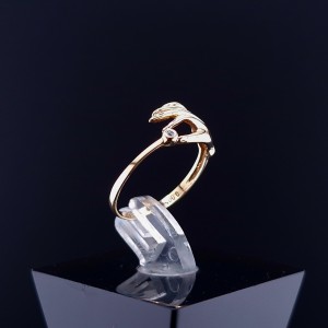Gold ring with diamond