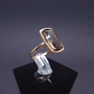 Золотое кольцо с цветным камнем