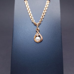 Gold pendant with pearls and zircon