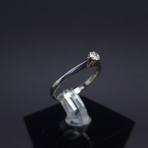 White gold ring with diamond