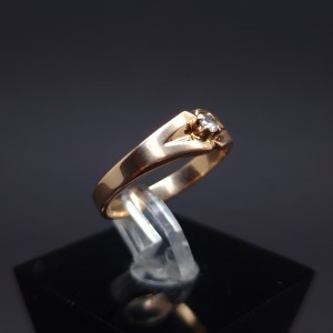 Gold ring with zircon