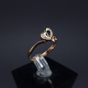 Gold ring with diamonds