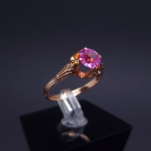 Vintage gold ring with colored stone