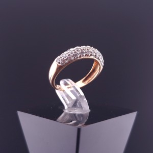 Gold ring with zircons