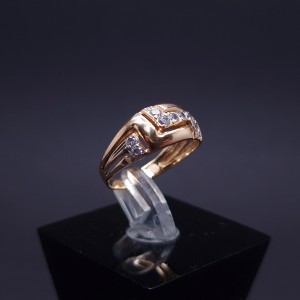 Gold ring with zircons