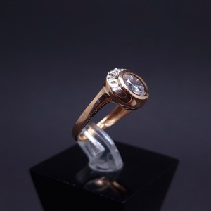 Gold ring with zircons