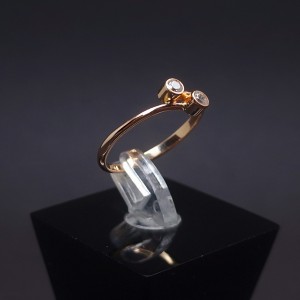 Gold ring with zircons