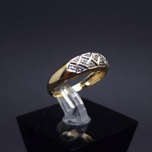 Gold ring with diamonds