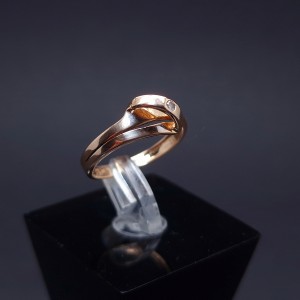 Gold ring with zircon