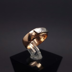 Vintage gold ring with diamond