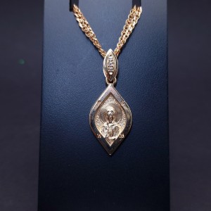 Gold pendant with diamonds