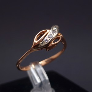 Gold ring with diamonds