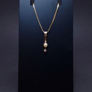 Gold pendant with pearls