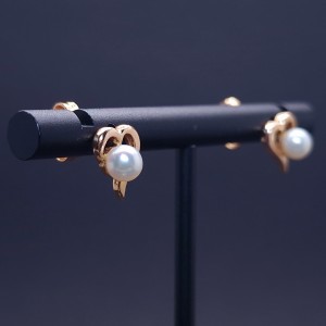 Gold earrings with pearls