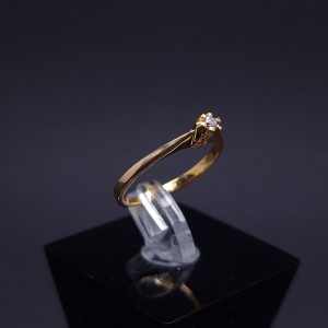 Gold ring with diamond