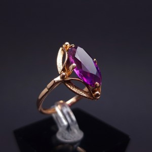 Vintage gold ring with colored stone