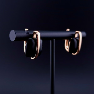 Gold earrings with colored stones