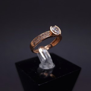 Gold ring with zircons