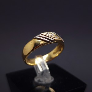 Gold ring with diamonds