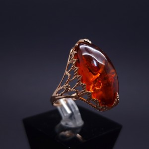 Vintage gold ring with amber