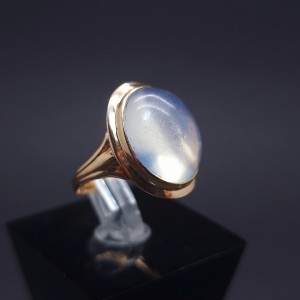 Gold ring with colored stone