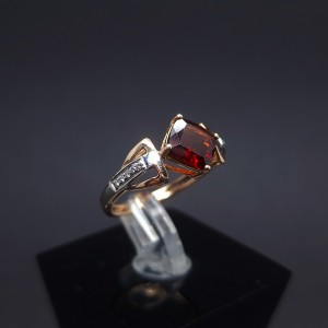 Gold ring with zircons and colored stone