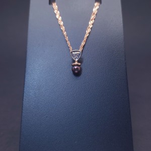 Gold pendant with diamond end pearls