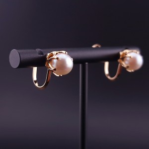 Gold earrings with pearls