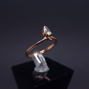 Gold ring with zircons