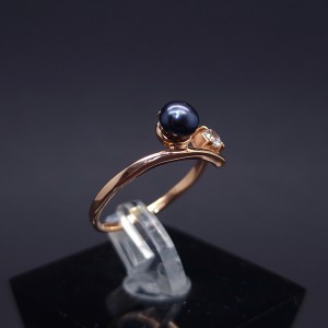 Gold ring with pearls and zircon